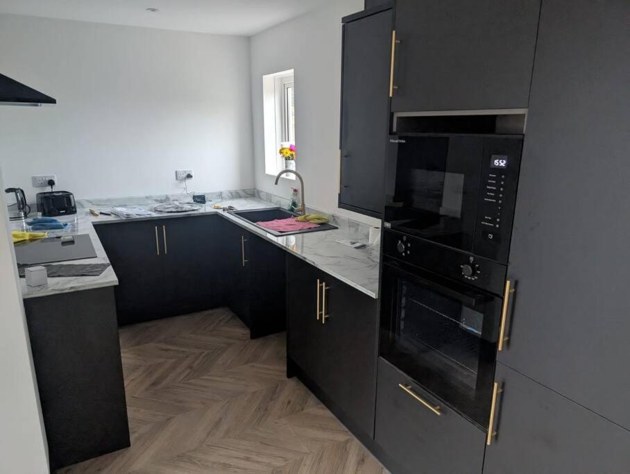 Modern 3Br Home - Private Parking - Tv In Every Bedroom Swansea Exterior photo